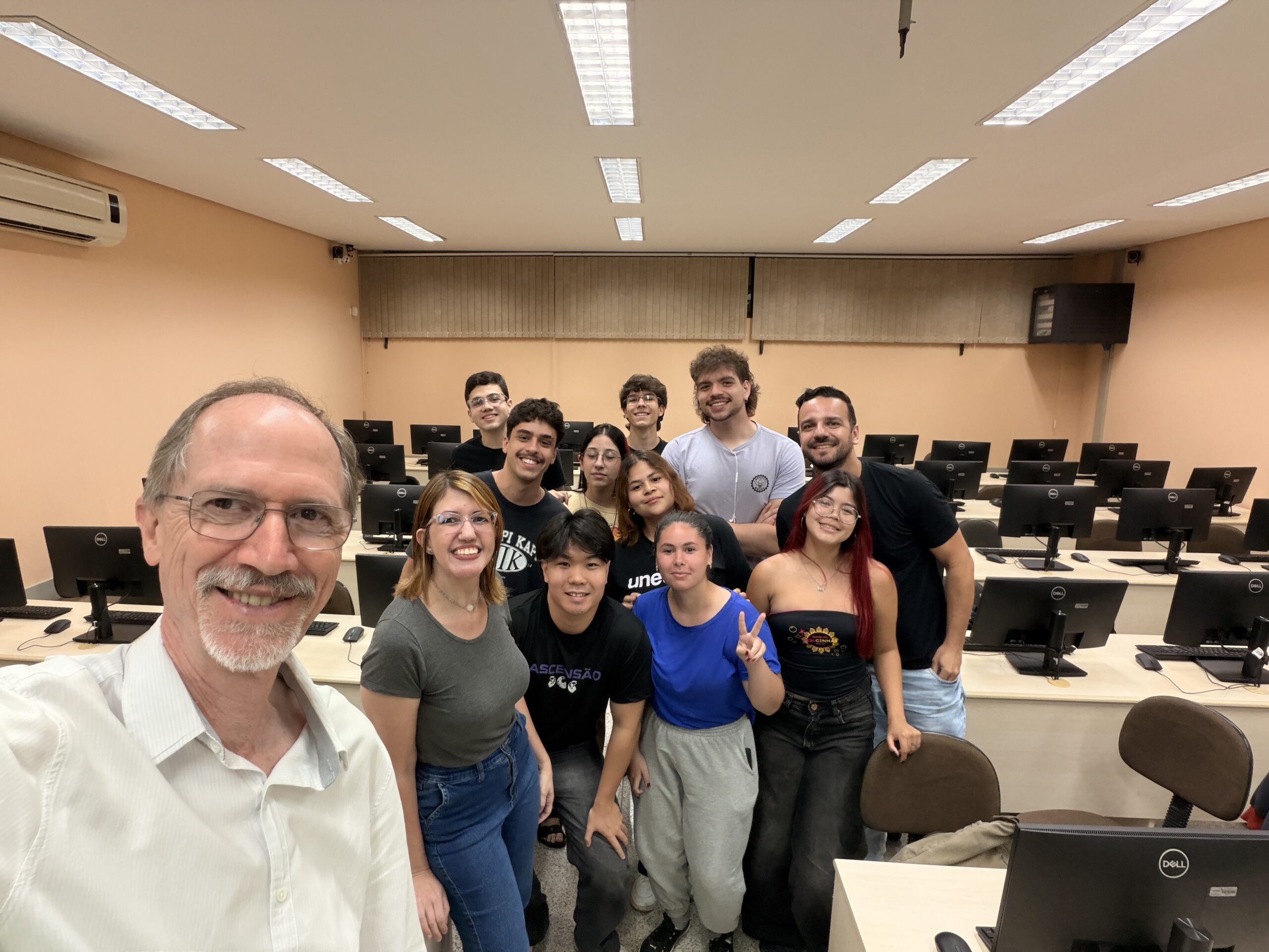 Participantes do primeiro encontro aberto do PRAXIS reunidos em um laboratório de informática da FCLAr.